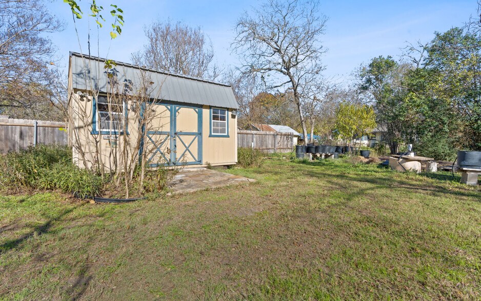 More Photos Of 762 S Guadalupe St, Lockhart Specialty For Sale