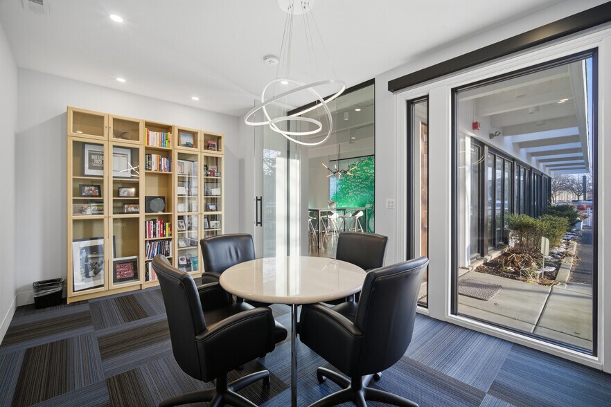 More Photos Of 836 Skokie Blvd, Northbrook Office For Sale