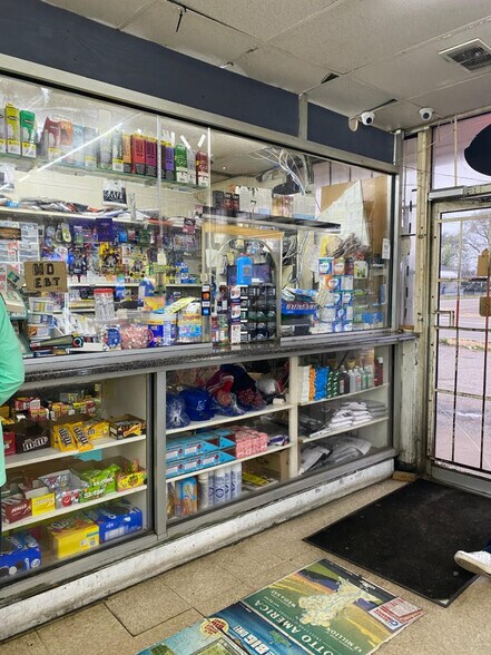 More Photos Of 3 S Parkway E, Memphis Convenience Store For Sale