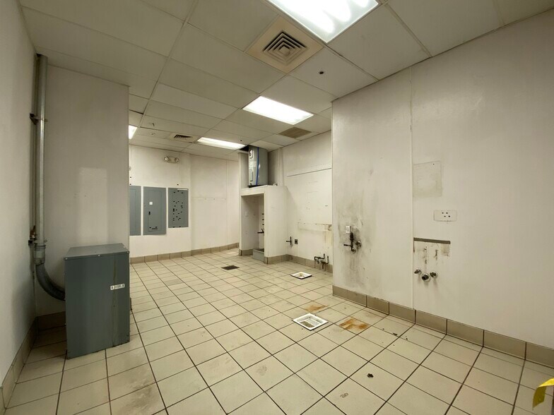 More Photos Of 254 S 15th St, Philadelphia Parking Garage For Lease