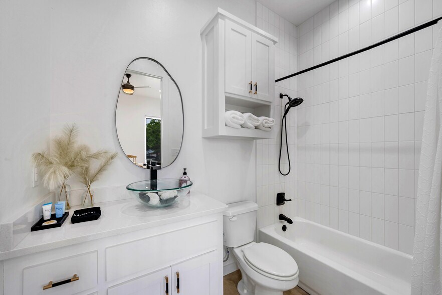 More Photos Of 115 Sheridan North St, Medicine Park Multifamily For Sale
