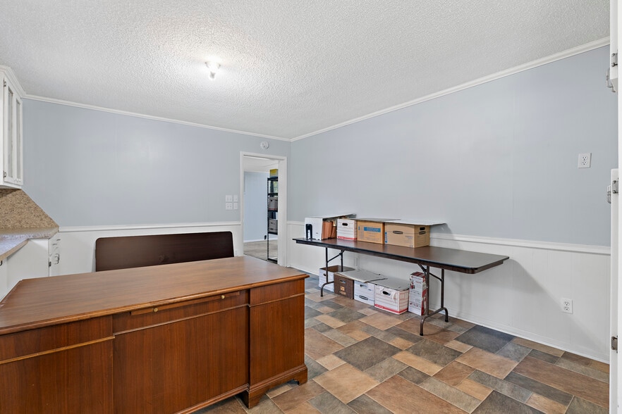 More Photos Of 104 Round Knob Rd, Lexington Office For Sale