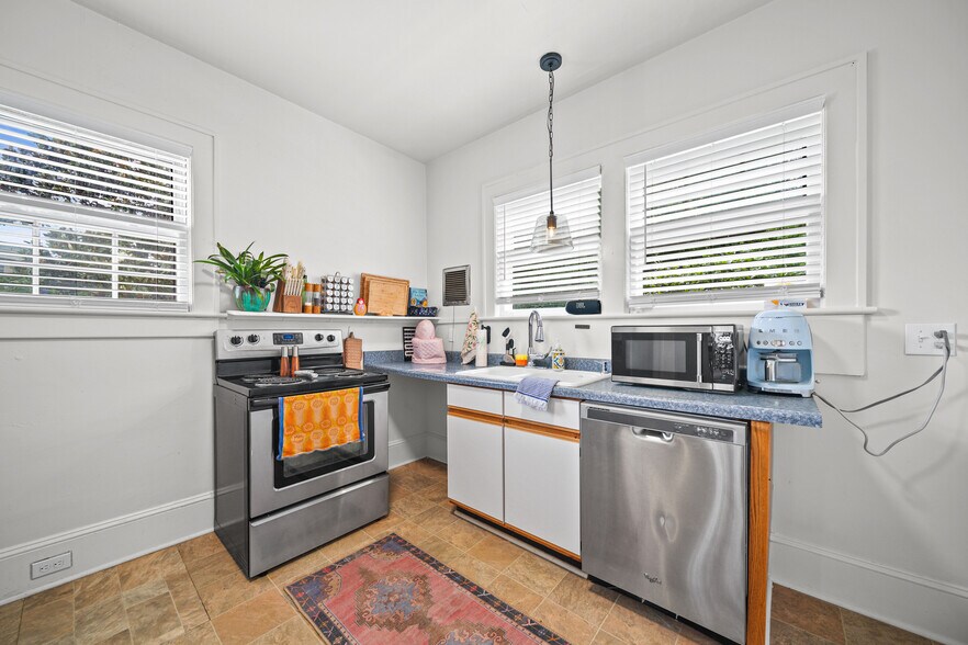 More Photos Of 610 Hawthorne Ln, Charlotte Office Residential For Sale