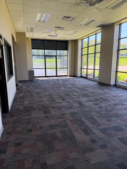 More Photos Of 100 Bridgepoint Way, South Saint Paul Showroom For Sale