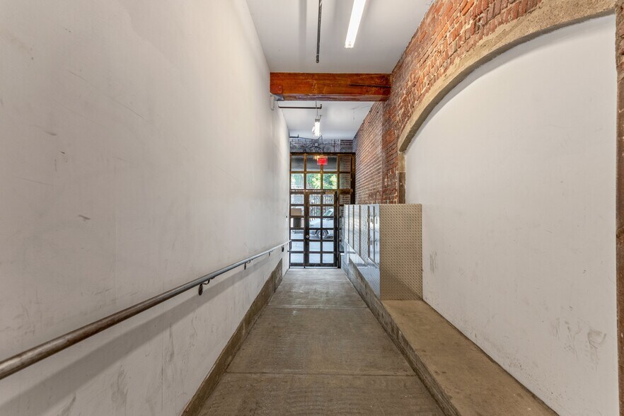 More Photos Of 2079 E 15th St, Los Angeles Flex For Lease