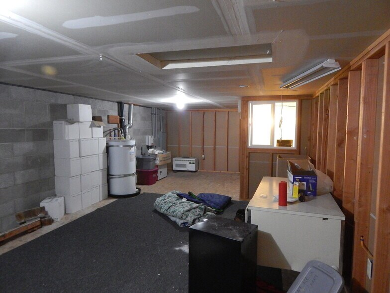 More Photos Of 707 Hess Ln, Roseburg Warehouse For Lease