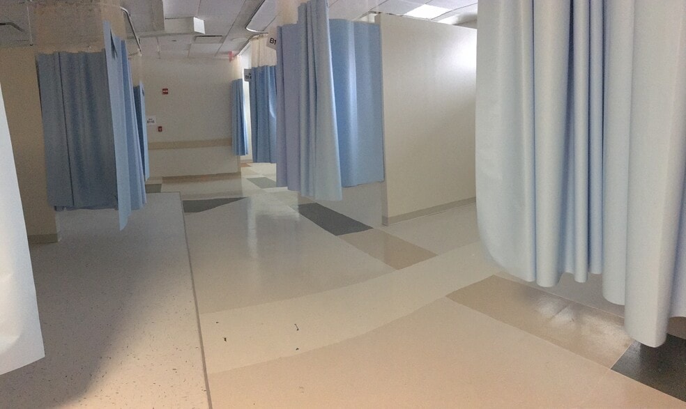 More Photos Of 901-934 Center St, Elgin Hospital For Sale