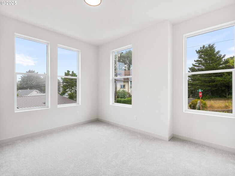 More Photos Of 305 Jetty ave, Lincoln City Multifamily For Sale