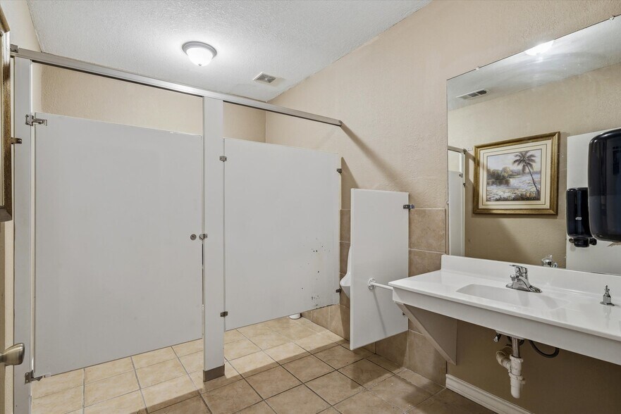 More Photos Of 109 N Houston St, Edgewood Restaurant For Sale