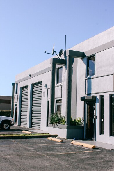 More Photos Of 2545 W 80th St, Hialeah Warehouse For Lease