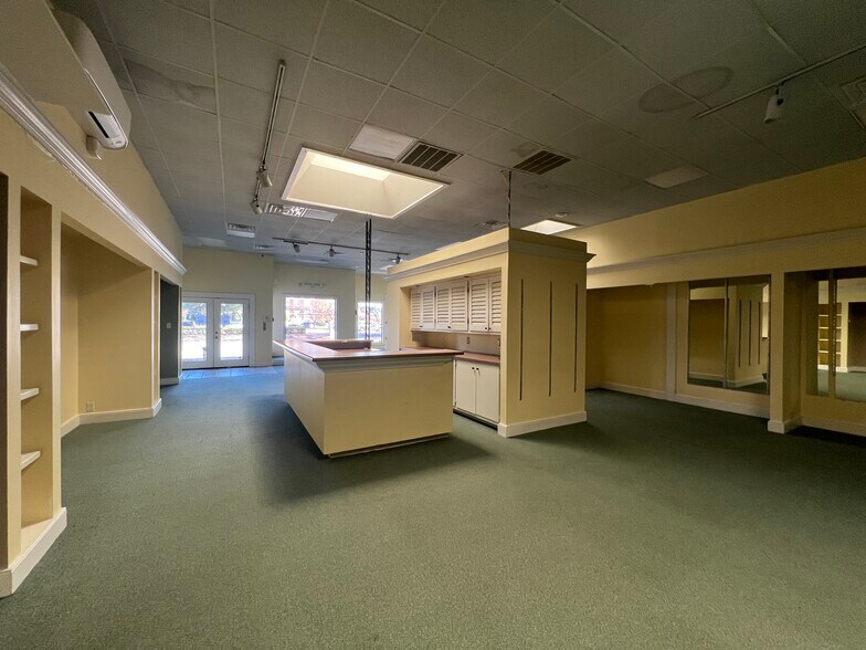 More Photos Of 600-698 E Arlington Blvd, Greenville Unknown For Lease