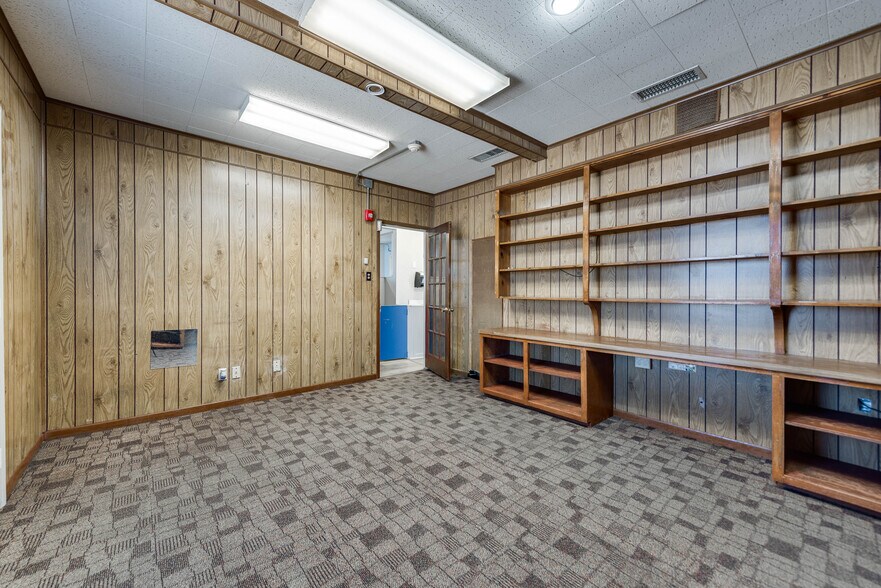 More Photos Of 1005 Austin St, Midland Storefront For Sale