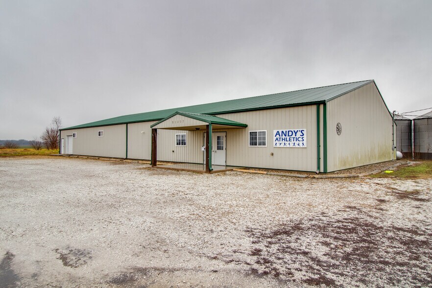More Photos Of 22987 Cherry Ln, Jerseyville Storefront For Sale