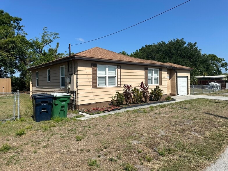More Photos Of 2706 Stallone Dr, Tampa Office Residential For Lease