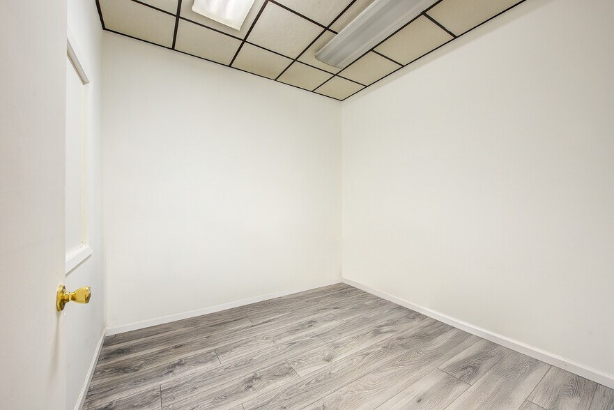 More Photos Of 6110 Flushing Ave, Maspeth General Retail For Lease