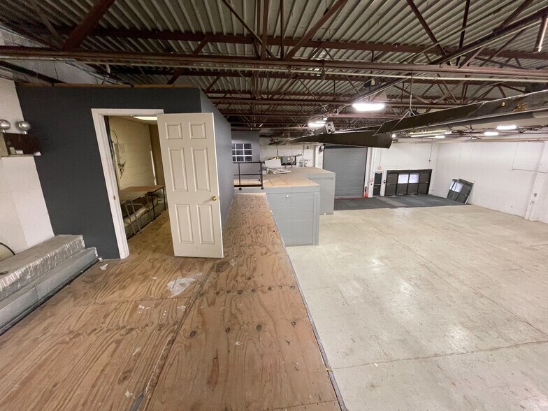 More Photos Of 1371 Saw Mill Run Blvd, Pittsburgh Warehouse For Sale