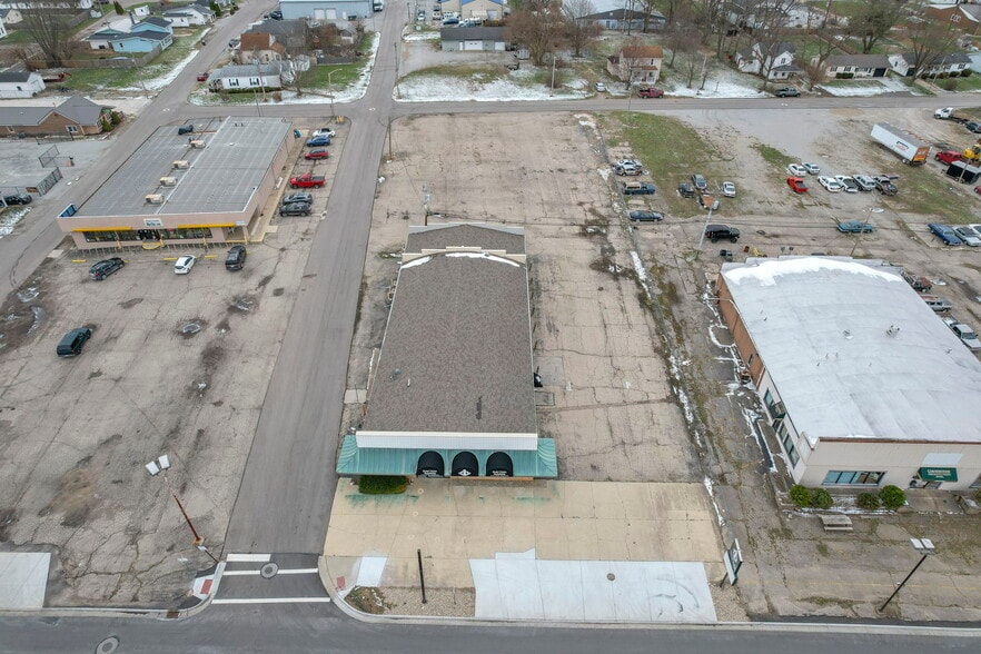 More Photos Of 955 N Main St, Urbana Showroom For Sale