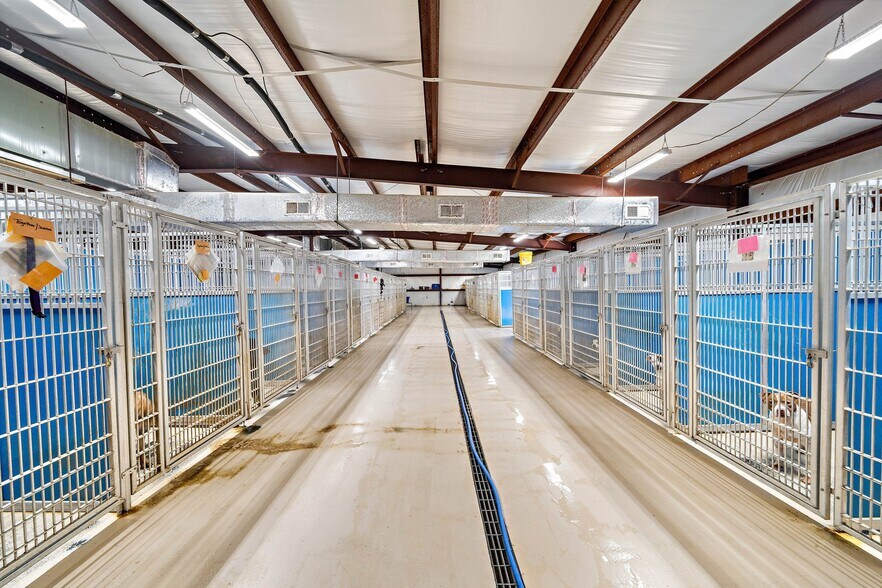 More Photos Of 1115 Dickinson Ave, Dickinson Veterinarian Kennel For Sale