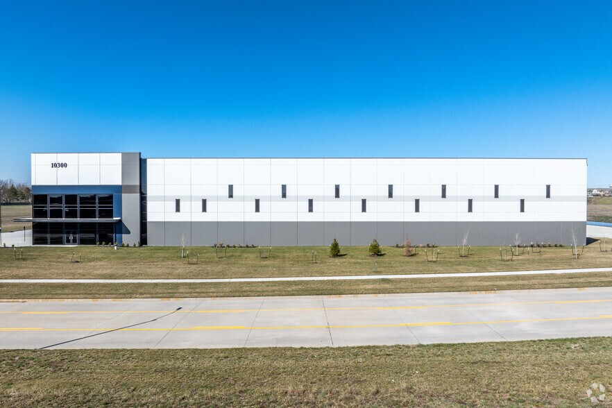 More Photos Of 10300 Northpark Dr, Urbandale Distribution For Lease