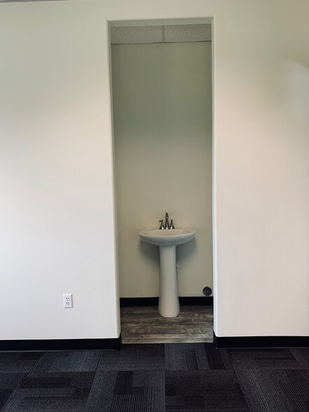 More Photos Of 717 NE 61st St, Vancouver Medical For Lease