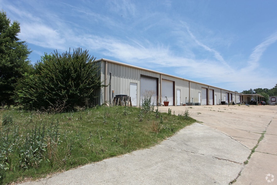 More Photos Of 2304-2322 Wall St, Millbrook Flex For Lease