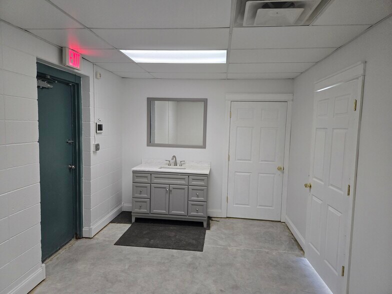 More Photos Of 16644-16646, New Berlin Medical For Lease