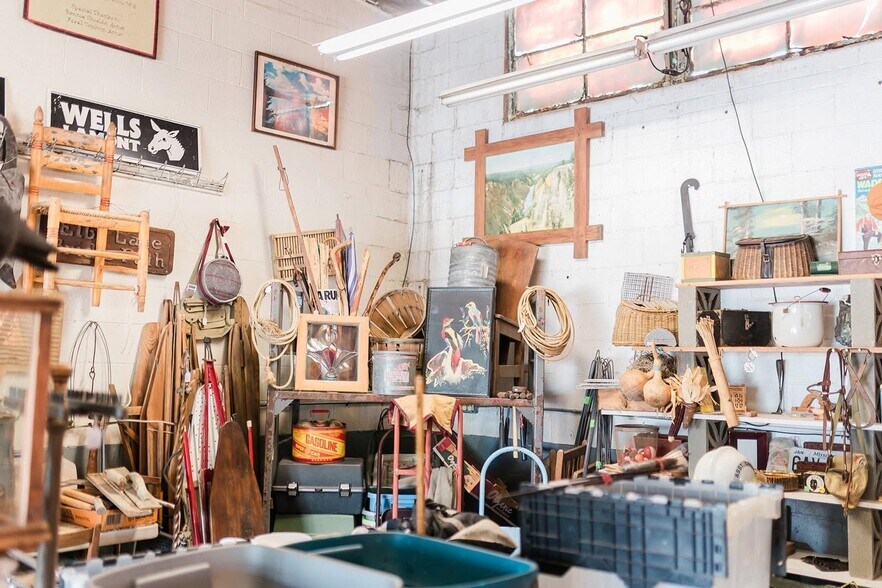 More Photos Of 32173 5th Ave, Spirit Lake Freestanding For Sale