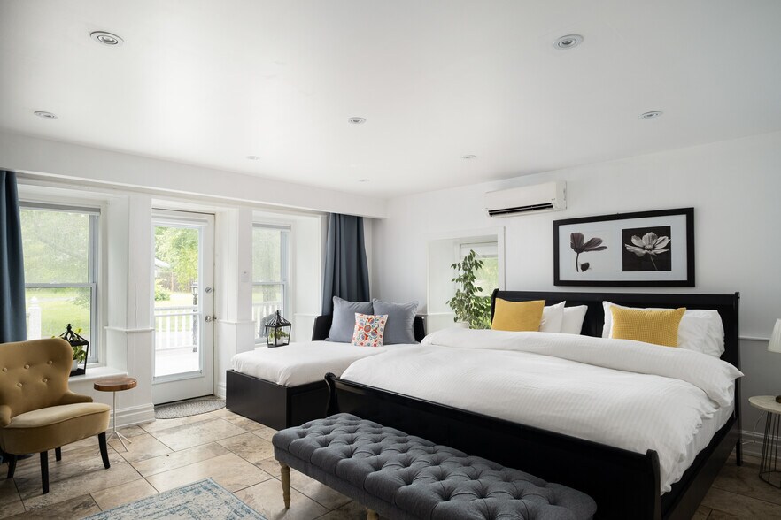 More Photos Of 8 Starr Pl, Kingston Hospitality For Sale