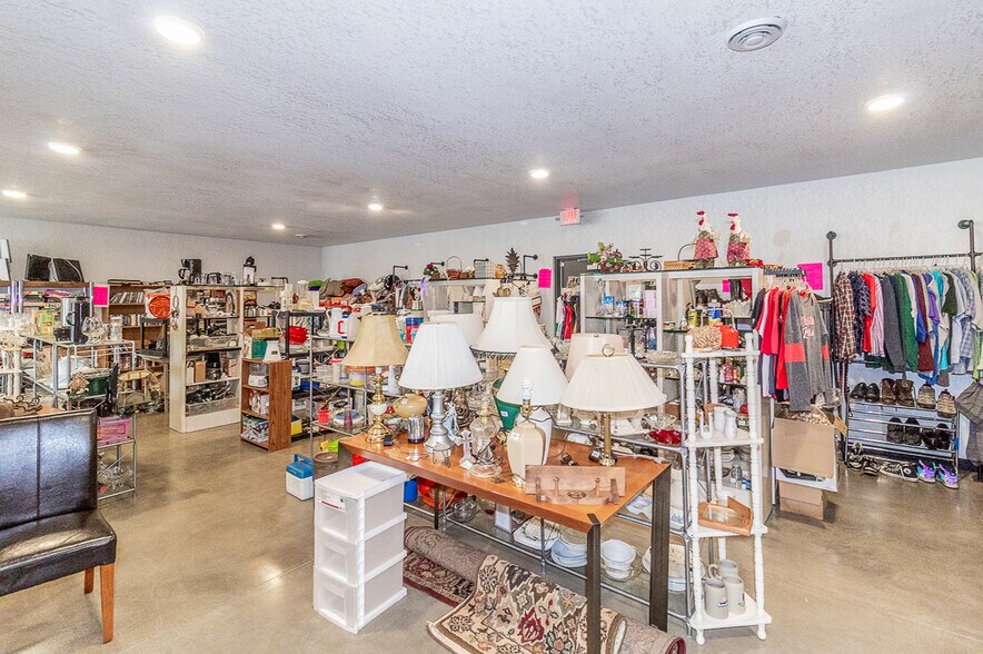 More Photos Of 1186 N Shawano St, New London General Retail For Lease