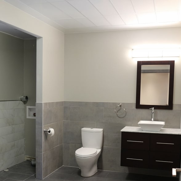 More Photos Of 935 Boyson Ct, Hiawatha Flex For Lease