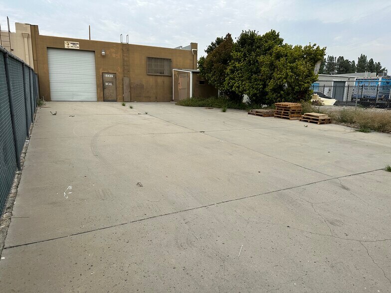 More Photos Of 19426 Londelius St, Northridge Warehouse For Lease