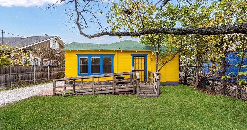 More Photos Of 1121 W Hildebrand Ave, San Antonio General Retail For Sale