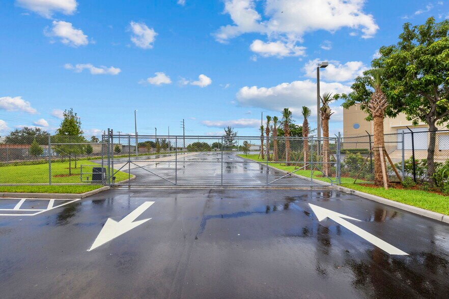 More Photos Of 10701 NW 122nd St, Medley Land For Lease