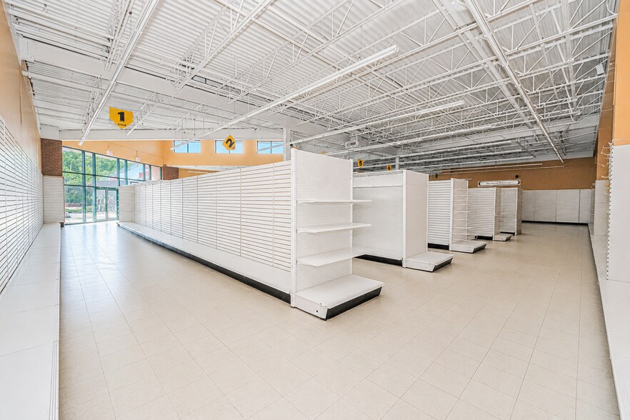 More Photos Of 4255-4285 Amboy Rd, Staten Island General Retail For Lease