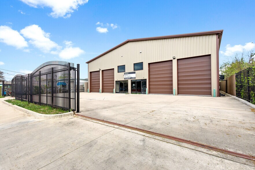 More Photos Of 8614 Pagewood Ln, Houston Warehouse For Lease