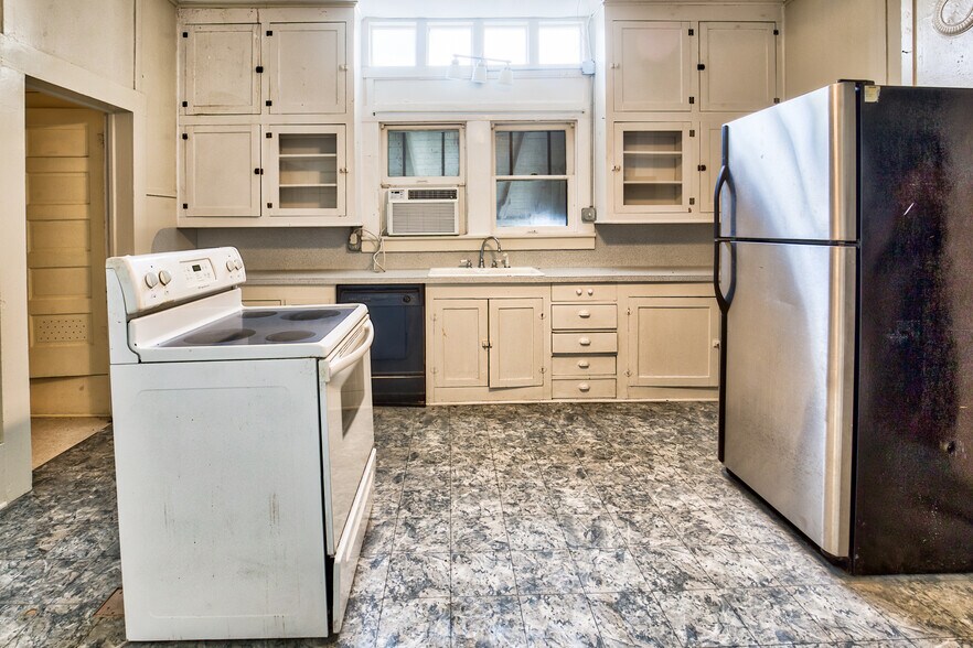 More Photos Of 158 E Colorado St, La Grange Apartments For Sale