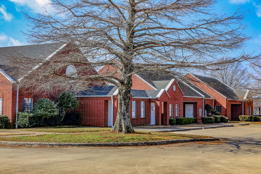 More Photos Of 4550 Lamar Ave, Paris Rehabilitation Center For Lease