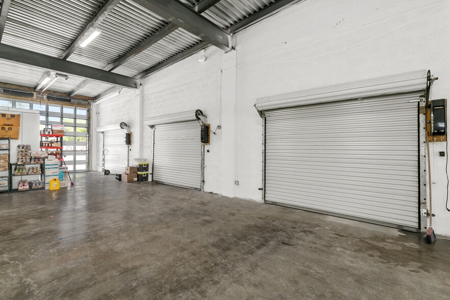 More Photos Of 1529-1531 Lee St, Fort Myers Bar For Sale