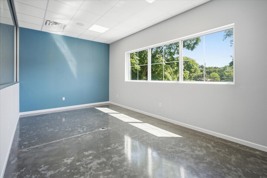 More Photos Of 419 N Country Rd, Saint James Office For Lease