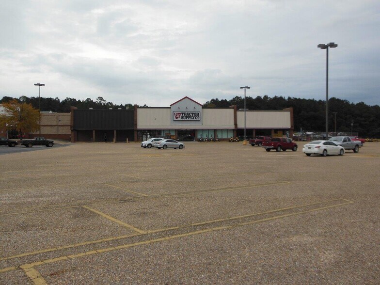 More Photos Of 1622-1699 Douglas Ave, Brewton Storefront For Lease