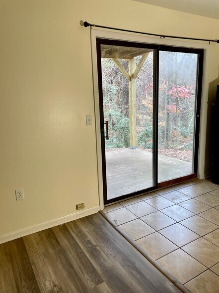 More Photos Of 400 Foxfire Ct, Seneca Apartments For Sale