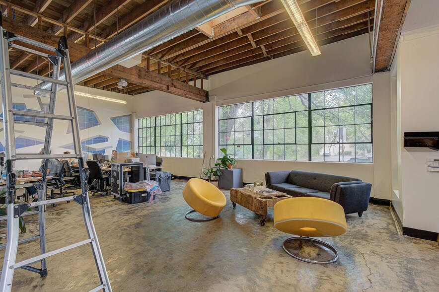 More Photos Of 1960 SE Hawthorne Blvd, Portland Apartments For Lease