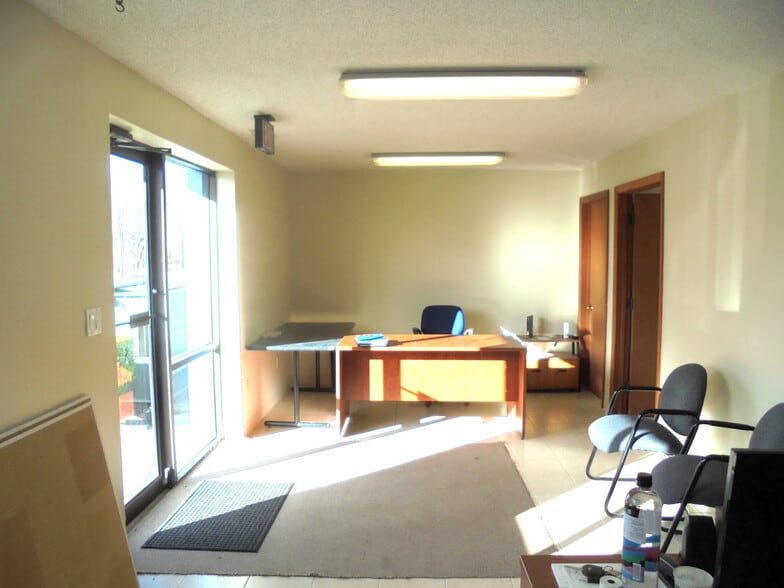 More Photos Of 256 Main St, East Windsor Research And Development For Sale