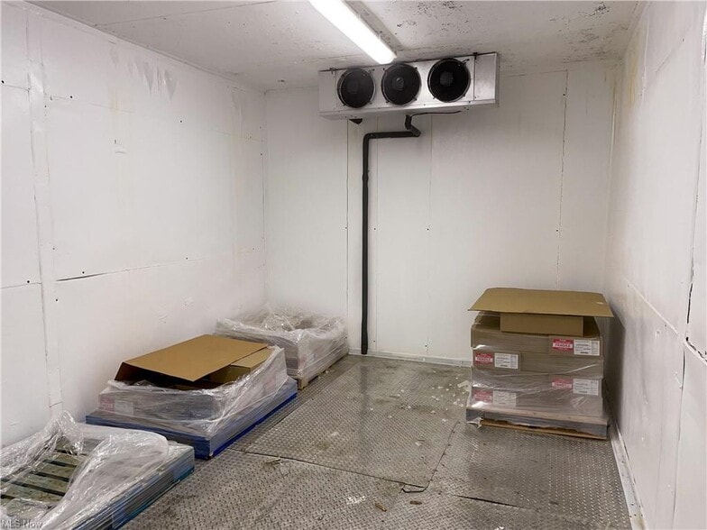 More Photos Of 8110 Lake Ave, Cleveland Manufacturing For Lease