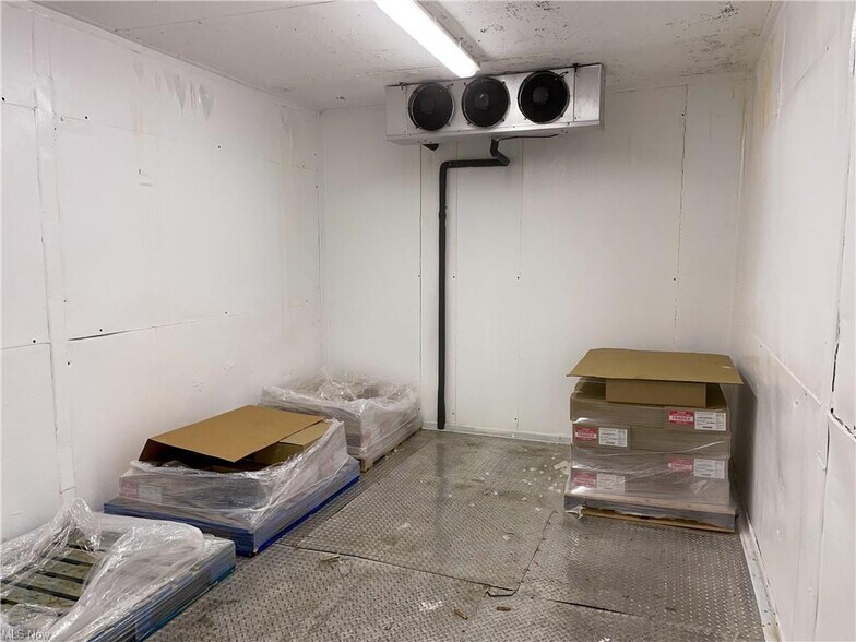 More Photos Of 8110 Lake Ave, Cleveland Manufacturing For Sale