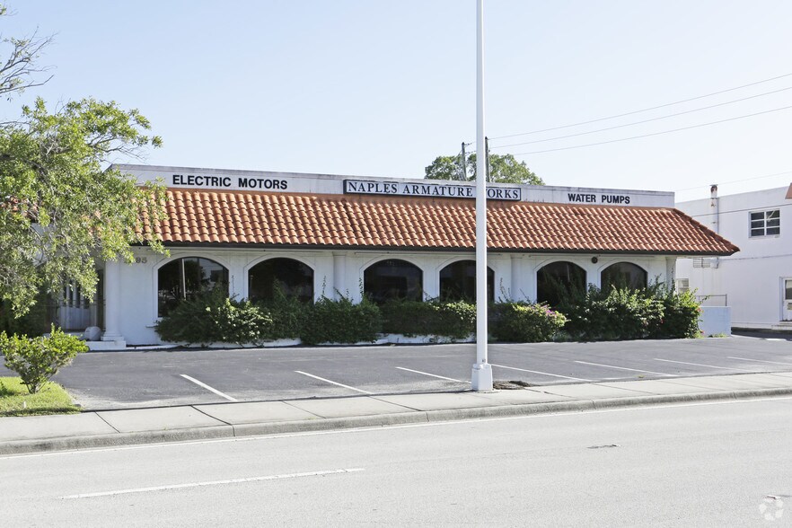 More Photos Of 1095 5th Ave S, Naples Showroom For Lease