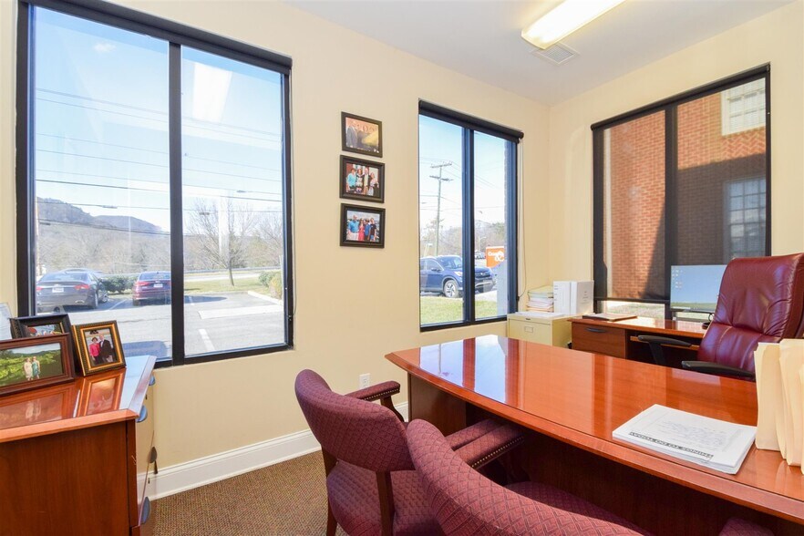 More Photos Of 2350 Electric Rd, Roanoke Medical For Lease