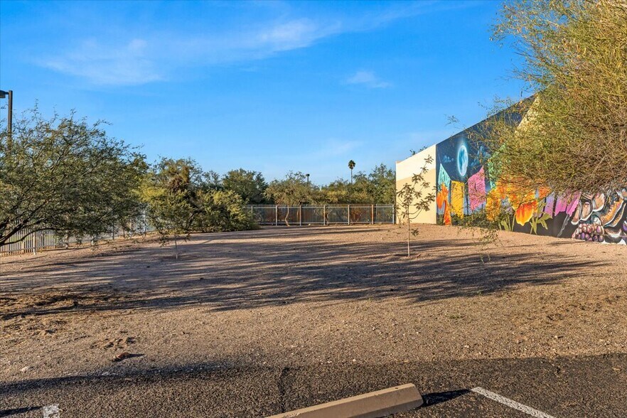 More Photos Of 1401 N Bailey Ln, Tucson Showroom For Sale