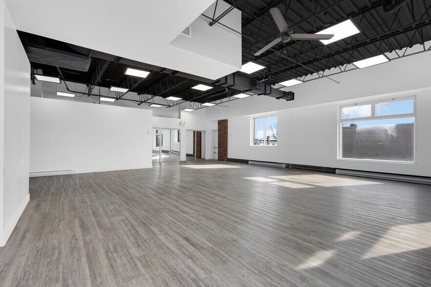 More Photos Of 298-300 Ch du Bord-du-Lac-Lakeshore, Pointe-claire Storefront For Lease
