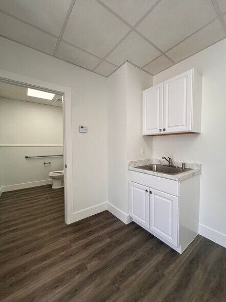 More Photos Of 853 SW Enterprise Way, Stuart Warehouse For Lease